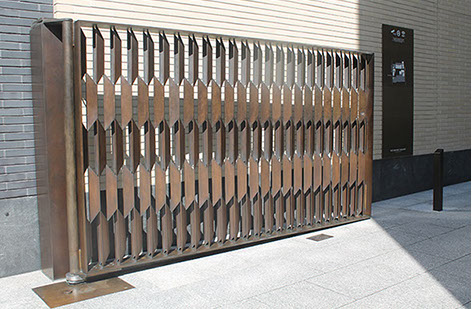 bronze artwork gates by Richard Orchardson